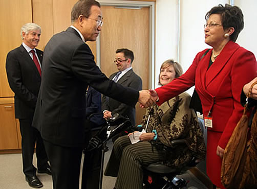 Ban Ki-moon shakes hands with Bendina Miller